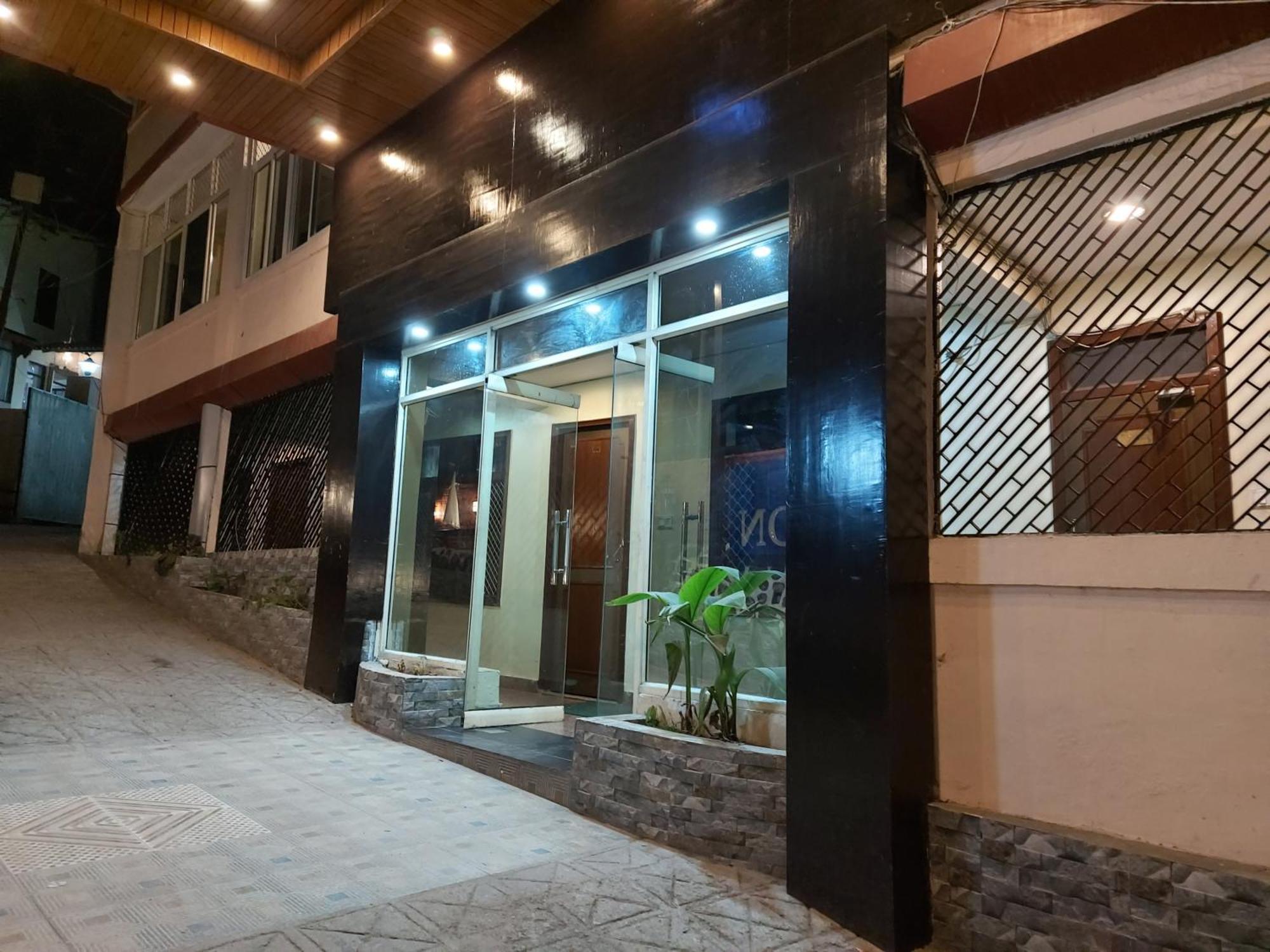 Goroomgo Moon Nainital Near Naini Lake - Parking & Lift Facilities -Hygiene And Spacious Room - Best Seller エクステリア 写真